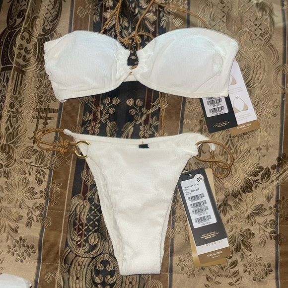 Bikini - Picture 5 of 10